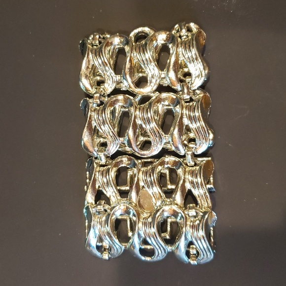 Jewelry - Silvertone bracelet